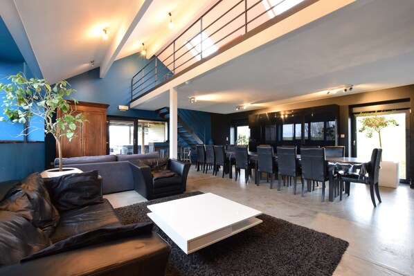 Classic Cottage, Multiple Bedrooms | Living room | DVD player