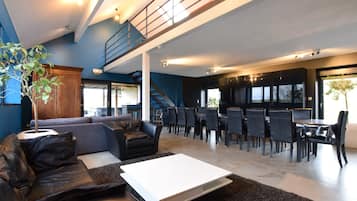 Comfort Cottage, 5 Bedrooms | Living room | DVD player