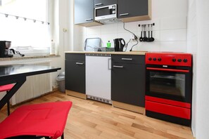 Microwave, oven, mesin pembuat kopi/teh, dan ketel listrik