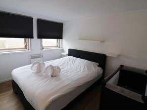 Deluxe House, 3 Bedrooms | 12 bedrooms, individually furnished, bed sheets - Restful Holiday Home in Grou With Terrace and Garden (Grou)