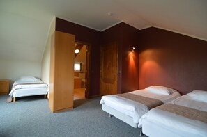 12 bedrooms, individually furnished, bed sheets - Large and Spacious Holiday Home for Large Groups (Theux)