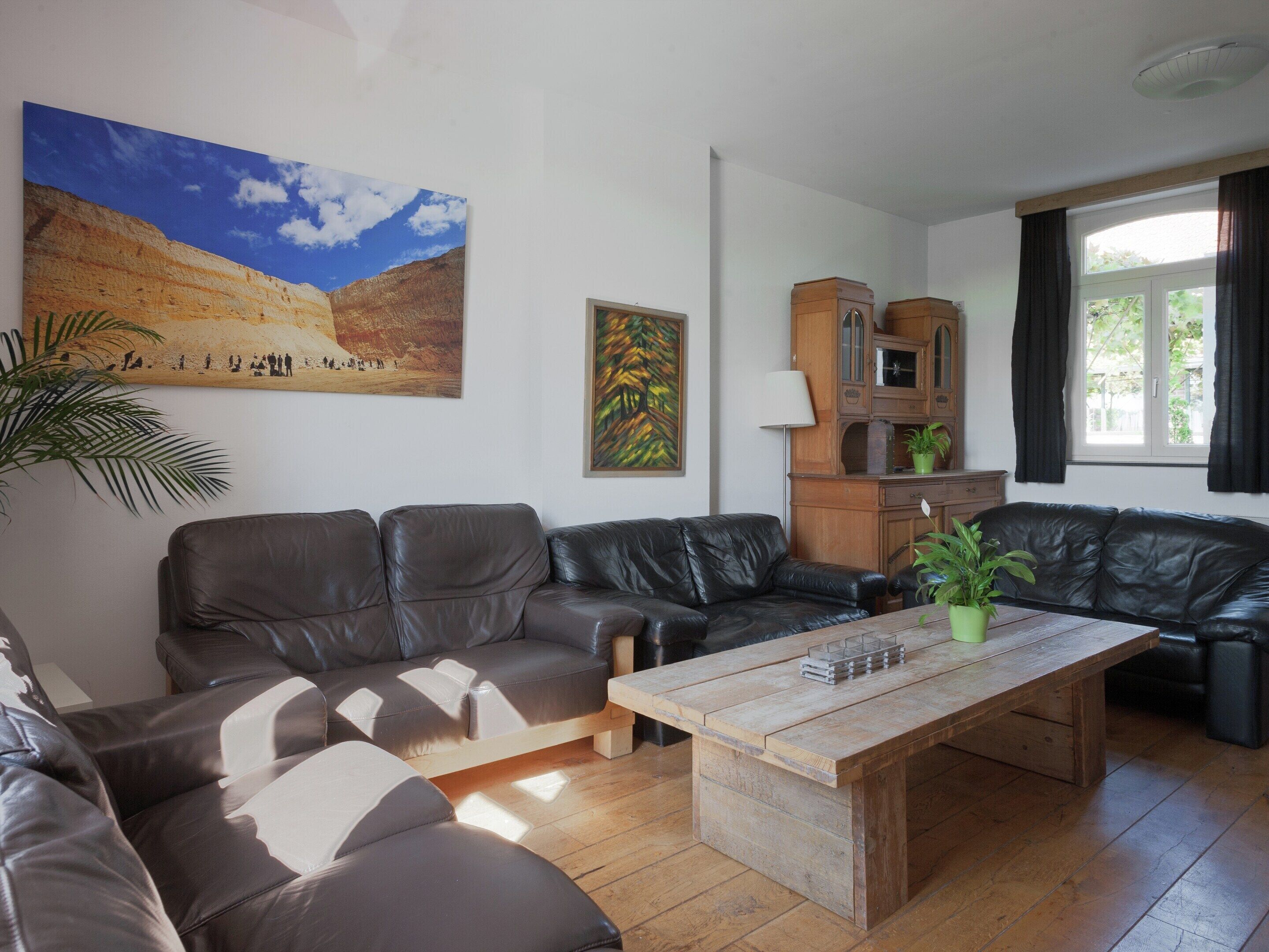 Maison Confort, 5 chambres | Salle de séjour | Lecteur de DVD