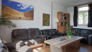 Maison Confort, 5 chambres | Salle de séjour | Lecteur de DVD