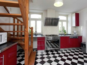 Maison Confort, 5 chambres | Cuisine privée | Four à micro-ondes, un four, lave-vaisselle, cafetière-théière
