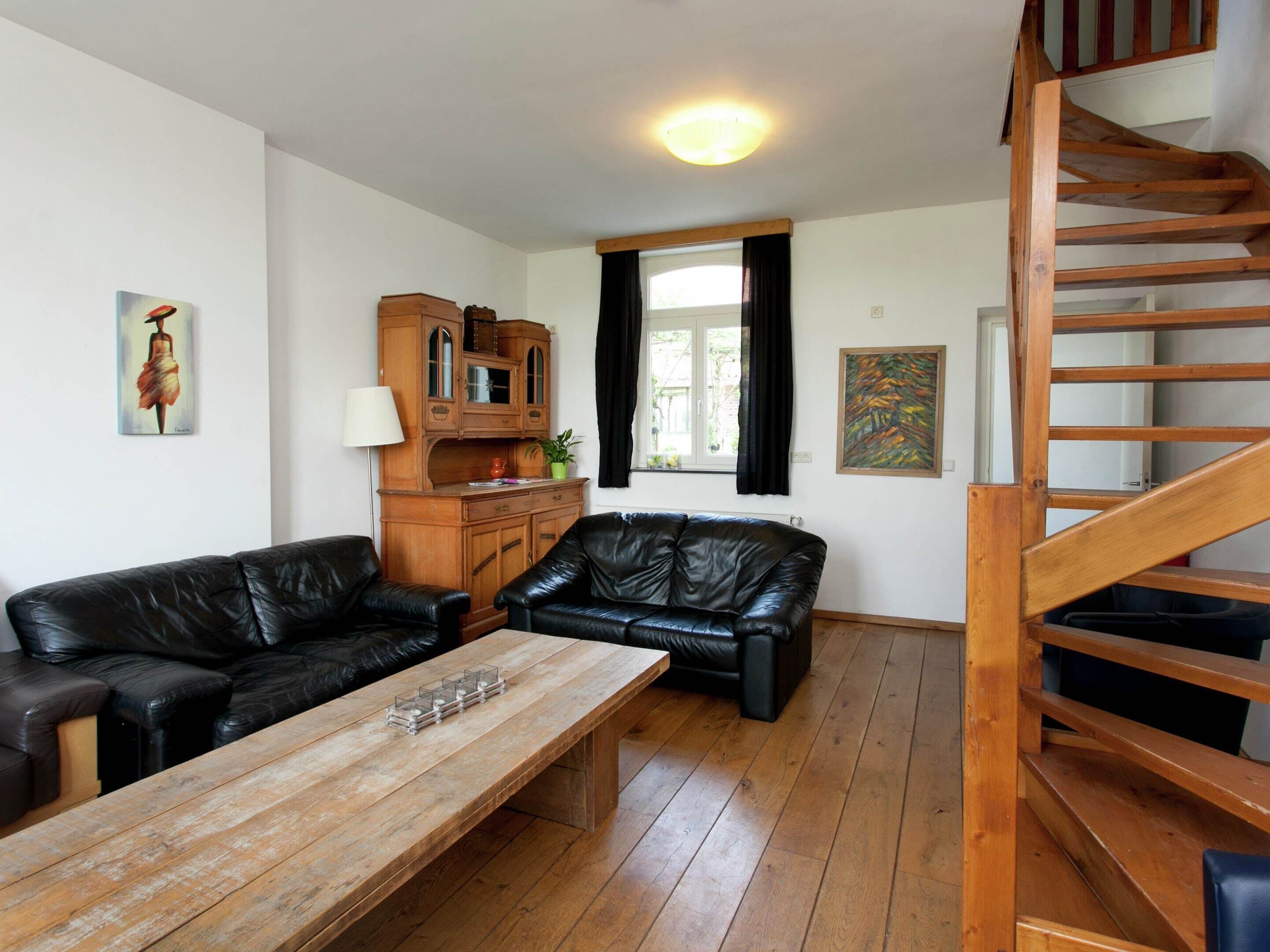 Maison Confort, 5 chambres | Salle de séjour | Lecteur de DVD