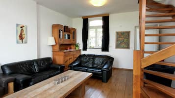 Maison Confort, 5 chambres | Salle de séjour | Lecteur de DVD