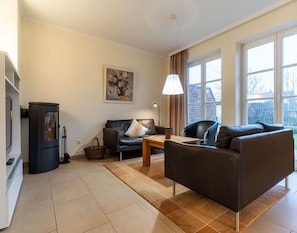 Casa clásica, 3 habitaciones | Sala de estar | Chimenea y reproductor de DVD