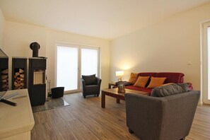 Classic House, 3 Bedrooms | Living room | Fireplace