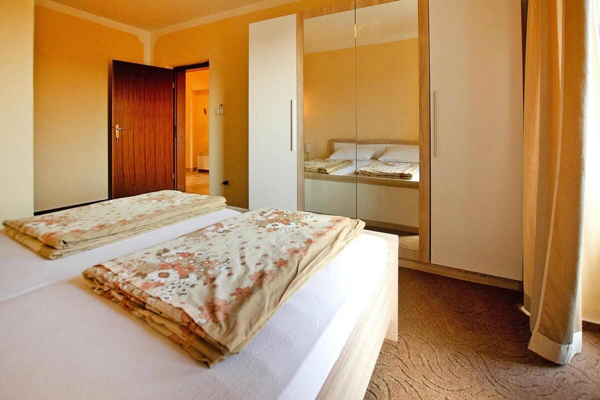 Deluxe Apartment, 4 Bedrooms | 11 bedrooms, individually furnished