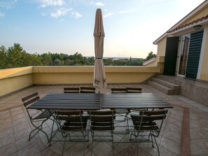 Comfort Apartment, 4 Bedrooms | Outdoor dining