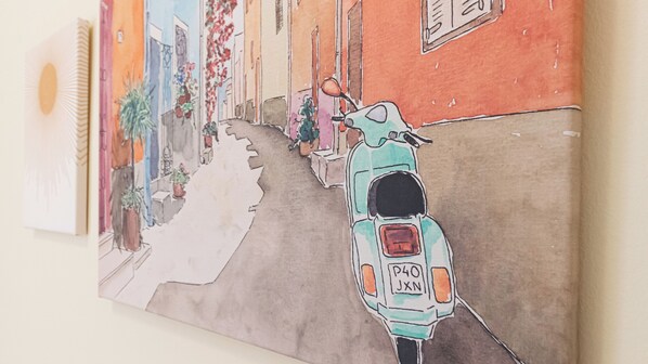 Une scène de rue animée, avec un scooter garé sur le trottoir.