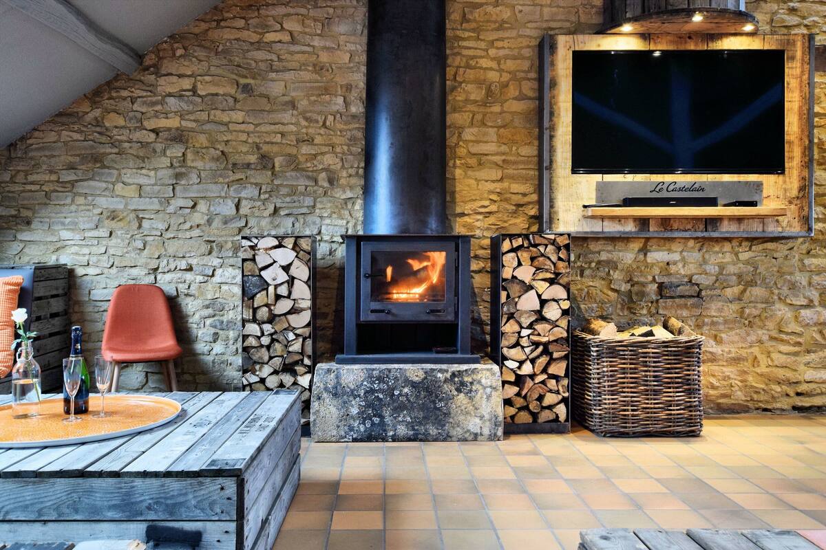 Casa clásica, varias habitaciones | Sala de estar | Una chimenea