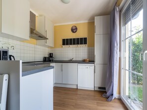 Classic Apartment, 4 Bedrooms | Private kitchen
