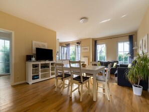 Comfort Apartment, 3 Bedrooms | Dining
