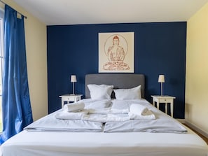 Classic Apartment, 4 Bedrooms | 6 bedrooms, individually furnished, bed sheets