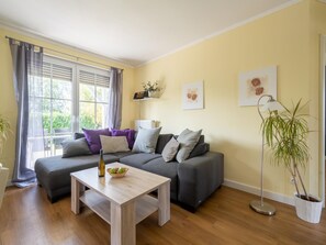 Classic Apartment, 4 Bedrooms | Living room