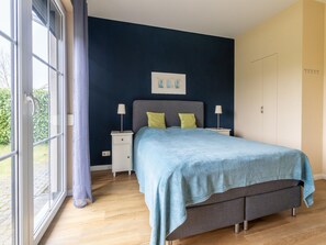 6 bedrooms, individually furnished, bed sheets