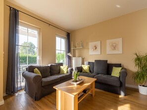Comfort Apartment, 3 Bedrooms | Living room
