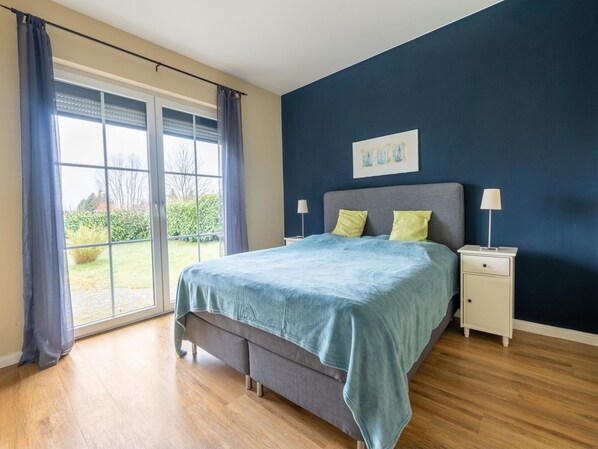 6 bedrooms, individually furnished, bed sheets