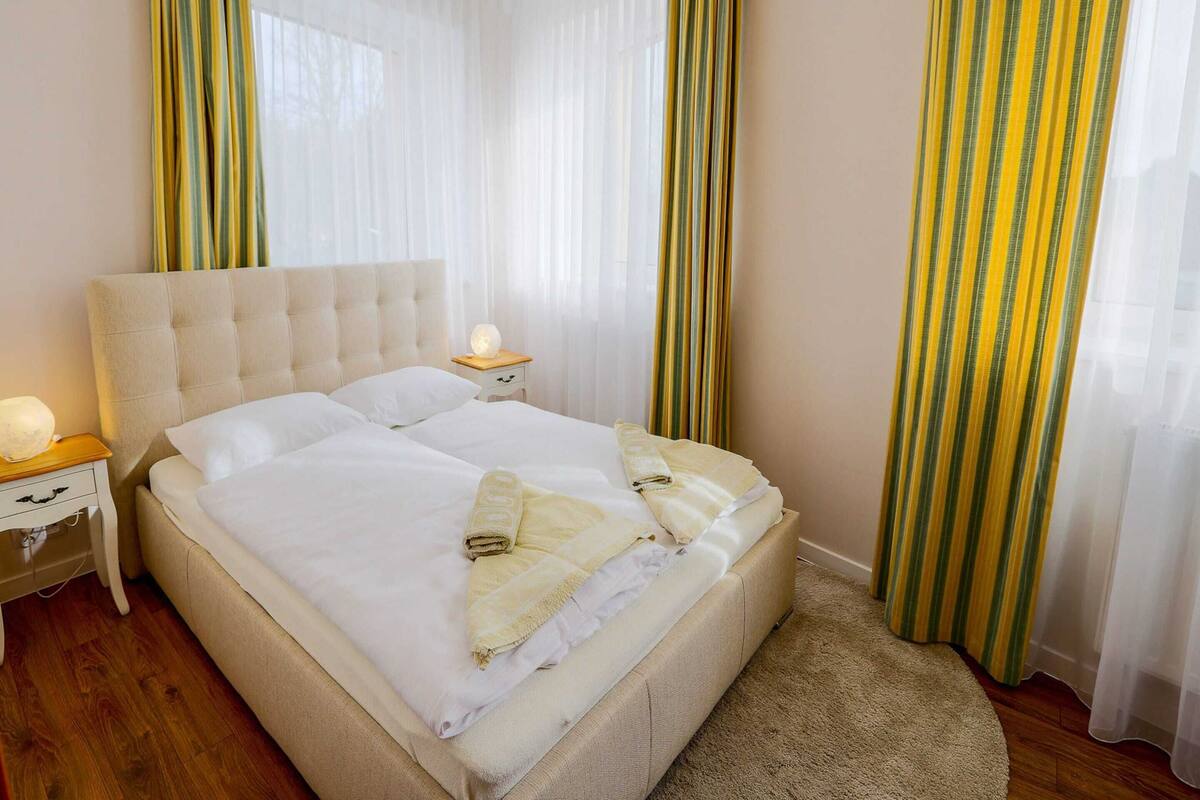 Classic Apartment, 3 Bedrooms | 3 bedrooms, bed sheets