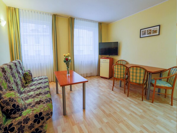Classic Apartment, 3 Bedrooms | Living room