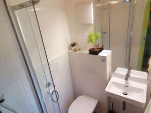 Apartamento clásico, 1 habitación | Baño | Ducha y toallas