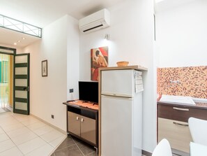 Kjøleskap, ovn, kaffetrakter/tekoker og vannkoker