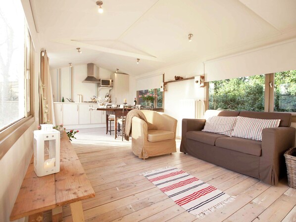 Classic House, 2 Bedrooms | Living room | DVD player - Cozy Cottage in Bergen With Terrace (Bergen)