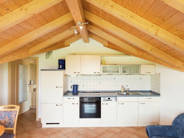 Classic House, 2 Bedrooms | Private kitchen | Fridge, oven, dishwasher - Tolles Bauernhaus im Allgaeu mit Alpenblick (Ingenried)