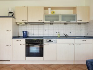 Casa Confort, 2 habitaciones | Cocina privada | Refrigerador, horno y lavavajillas 