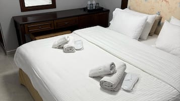 Dobbelt- eller tomannsrom – classic, balkong, byutsikt | Safe på rommet, blendingsgardiner, lydisolert og strykejern/-brett