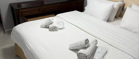 Kahden hengen classic-huone (yksi tai kaksi sänkyä), parveke, kaupunkinäköala | Tallelokero huoneessa, pimennysverhot, äänieristys, silitysrauta/-lauta