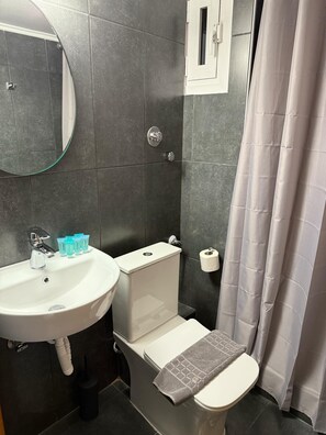 Buồng tắm vòi sen, máy sấy tóc, khăn tắm, xà phòng