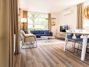 Living room - Luxury Chalet With Dishwasher, in a Holiday Park in the Middle of De Veluwe (Ede)