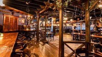 Bar (trong khuôn viên)
