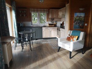 Comfort Cottage, 1 Bedroom | Living room - Spacious Cottage With Sauna Looking out on Astonishing Grasslands (Romney Marsh)