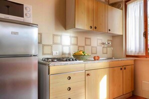 Apartamento luxo, 2 quartos | Cozinha privada | Geladeira, micro-ondas, lava-louças