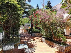 Apartamento clássico, 2 quartos | Sacada