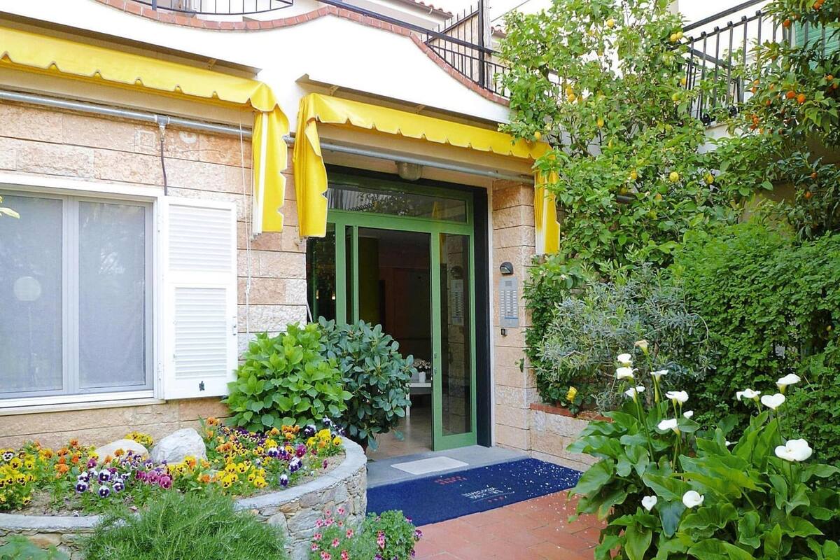 Classic Apartment, 2 Bedrooms | Reception