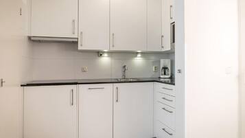 Deluxe Apartment, 2 Bedrooms | Private kitchen