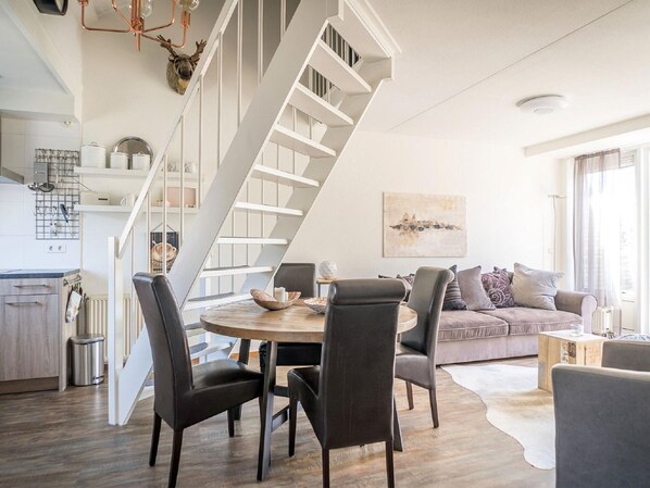 Comfort Apartment, 2 Bedrooms | Living room | DVD player