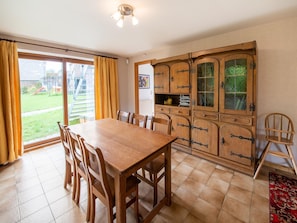 Classic House, 2 Bedrooms | Dining