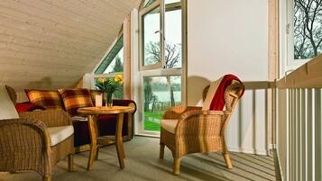 Classic Apartment, 3 Bedrooms | Living room | Fireplace, DVD player