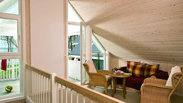 Elite House, 3 Bedrooms | Living room | Fireplace, DVD player