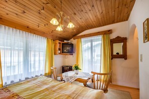 4 phòng ngủ, trang bị nội thất với thiết kế riêng biệt, bộ trải giường 
