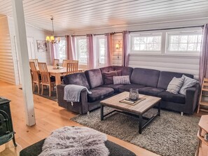 Classic House, 4 Bedrooms | Interior - 8 Person Holiday Home in Aseral (Aseral)