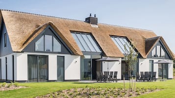 Classic Villa, 6 Bedrooms | Balcony