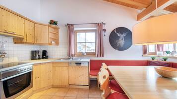 Chalet Deluks, 4 kamar tidur | Dapur pribadi | Microwave, oven, dan mesin pencuci piring