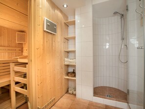 Comfort Chalet, 4 Bedrooms | Bathroom | Bathtub - Luxurious Chalet With Sauna in Konigsleiten (Wald im Pinzgau)