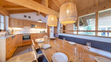 Chalet Klasik, 3 kamar tidur | Ruang keluarga | Perapian dan pemutar DVD